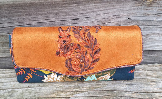 grand portefeuille brodé femme en suédine caramel et tissu bleu pétrole thème automnal, broderie écureuil, idée cadeau femme Noël, anniversaire