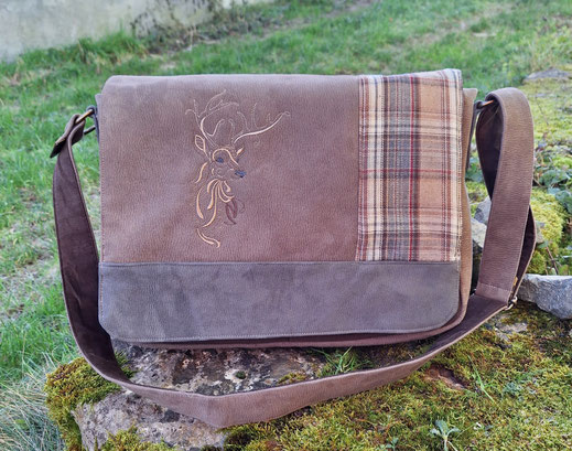 grande besace homme, sac à bandoulière, messenger bag, broderie cerf, sacoche d'ordinateur, faux cuir taupe et  gris, tissu tartan à carreaux