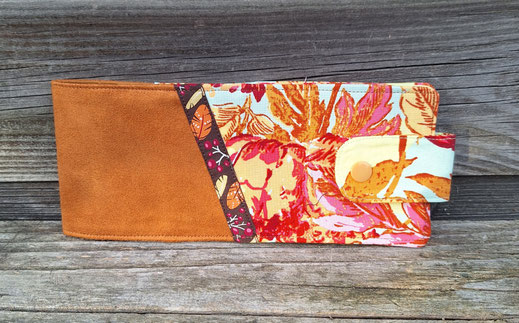 porte-chéquier horizontal femme , souche à gauche , thème automne, tissu vert d'eau avec feuilles, ruban tissé , suédine caramel