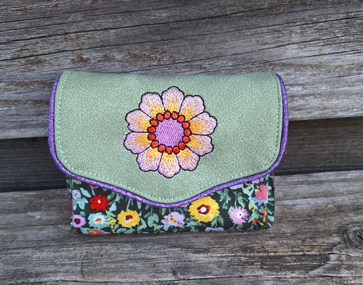petit porte-monnaie accordéon pour femme en faux cuir vert amande avec une broderie fleur, tissu vert sapin avec des fleurs