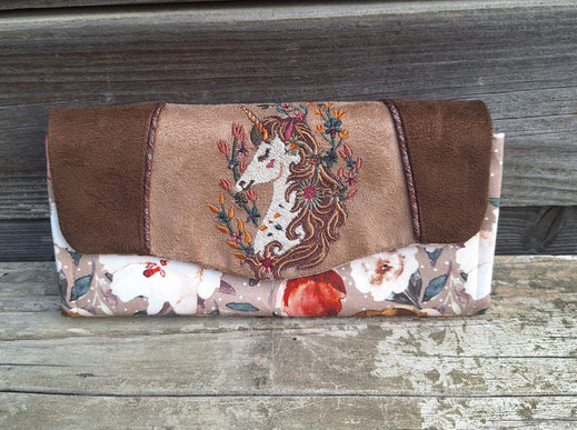 grand portefeuille brodé femme, broderie licorne, suédine tissu beige pois fleurs , idée cadeau artisanal, unique et pratique