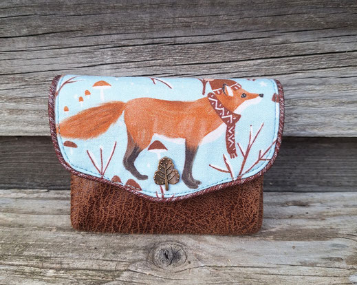 petit porte-monnaie accordéon pour femme en tissu bleu clair avec un renard en hiver, faux cuir camel , automne et hiver