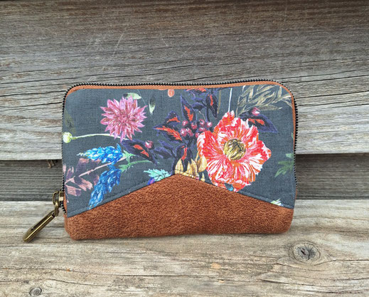 portefeuille zippé femme taille moyenne, portefeuille bohème femme, faux cuir camel, tissu gris fleuri, idée cadeau de Noël artisanal