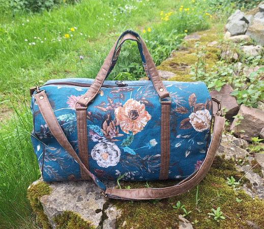 grand sac de voyage femme, toile de coton bleu pétrole fleuri, faux cuir bronze, fabrication artisanale française