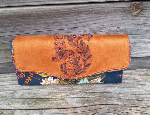 grand portefeuille brodé femme - broderie écureuil en suédine caramel et tissu bleu pétrole avec des fleurs et des fougères colorés, fait-main en Alsace France