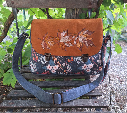 besace cartable pour femme en faux cuir bleu et cuir, tissu gris foncé avec fleurs et feuilles, broderie feuille d'arbre, cadeau original, unique et pratique