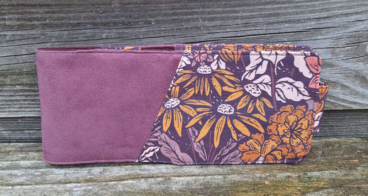 porte-chéquier horizontal femme, souche à gauche, couleurs automnales, suédine violine, tissu aubergine avec grandes fleurs , artisanat d'alsace