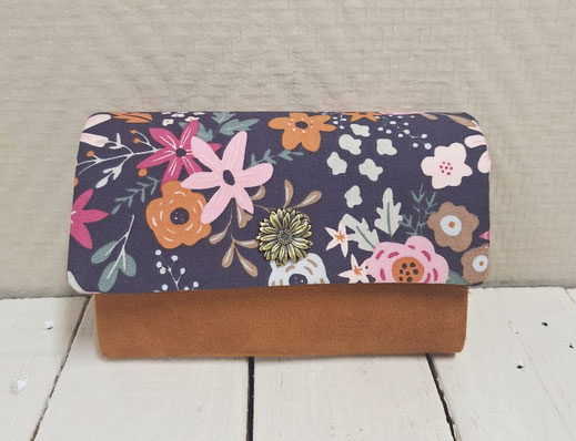 portefeuille compact moyen femme, faux cuir faux, tissu bleu marine avec des fleurs , agencement original pratique , artisanat d'Alsace
