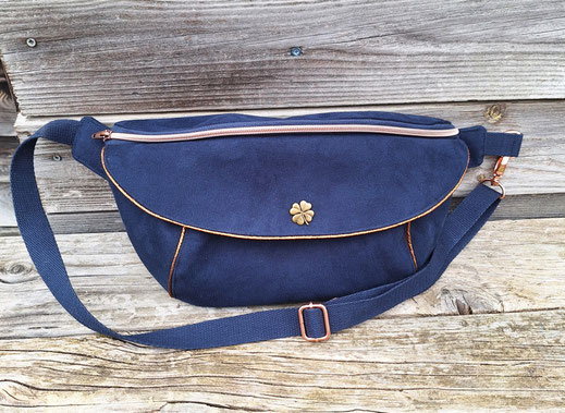 grand sac banane femme faux cuir bleu marine, tissu fond marin avec des baleines