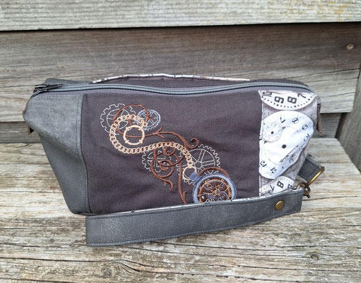grande trousse de toilette pour homme en faux cuir gris, broderie montre à gousset, tissu avec des montres, idée cadeau pour Noël, anniversaire, artisanat français