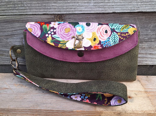 grand portefeuille porte-chéquier femme, pochette clutch, faux cuir kaki, tissu aubergine avec des fleurs, suédine violette, idée cadeau unique et pratique