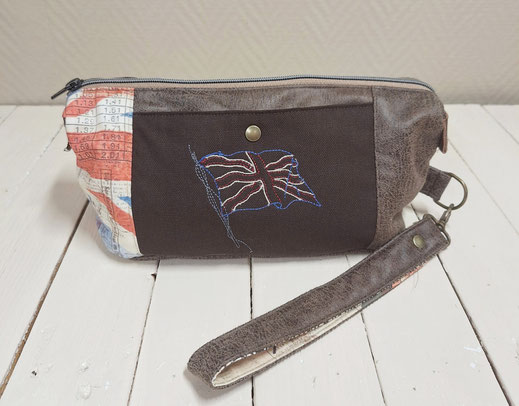 Grande trousse de toilette homme en faux cuir taupe, toile marron, broderie drapeau anglais,  dragonne amovible, trousse à raser, cadeau original et  pratique, fonctionnel, cadeau homme Noël, saint-valentin, fête des pères