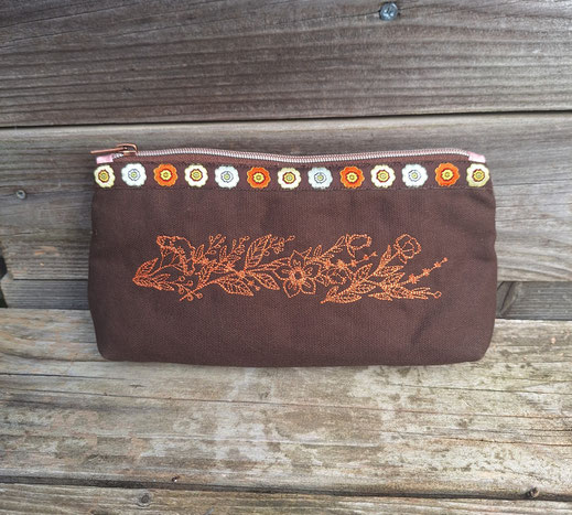  trousse de toilette femme en toile de coton marron brodé, broderie fleurs sauvages, fourre-tout, trousse à crayons, organisateur de sac pratique original, idée cadeau bohème  femme Noël
