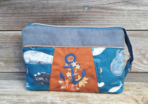 lGrande trousse à maquillage artisanale en faux cuir et suédine, à 2 compartiments zippés. Motif baleines, fabrication soignée en Alsace, idée cadeau femme, broderie ancre avec fleurs