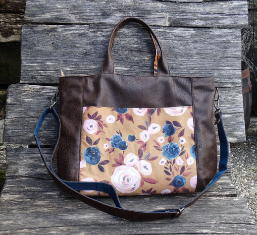 Sac à main cabas femme bandoulière amovible faux cuir marron effet vieilli ,tissu ocre jaune fleurs bleues pétrole roses tote bag piece unique fabrication artisanale fait-main Francr