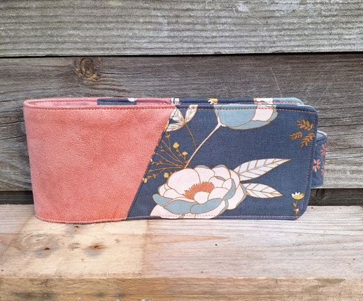 porte-chéquier horizontal femme, souche à gauche en suédine vieux rose, tissu gris fleuri, modèle unique et élégant, fabrication artisanale française