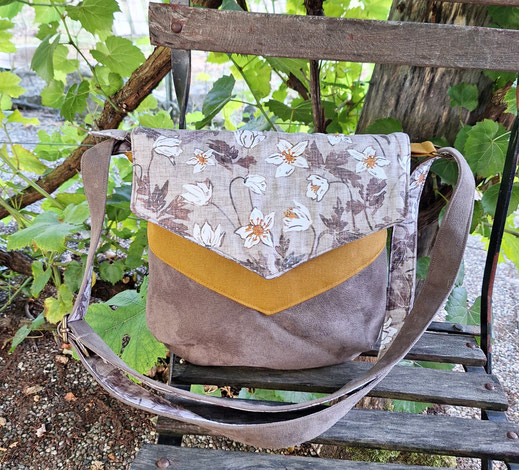 sac à bandoulière, besace pour femme en faux cuir taupe, toile de coton jaune, tissu avec des fleurs , multiples compartiments