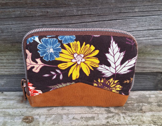 mini portefeuille zippé pour femme en faux cuir cuivré, tissu marron avec fleurs et des feuilles multicolores, idée cadeau original et pratique