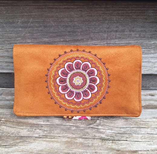 porte-chéquier artisanal femme, suédine caramel, broderie médaillon fleurs, idée cadeau colorée et original