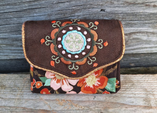 petit porte-monnaie brodé accordéon femme, tissu marron avec des fleurs, suédine, style bohème et ethnique, fabrication artisanale française