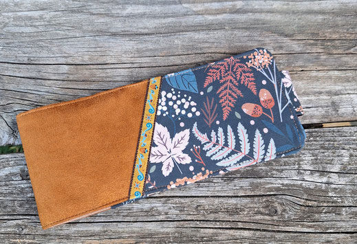porte-chéquier horizontal pour femme, souche à gauche, suédine caramel, tissu gris foncé avec des fougères et des feuilles, idée cadeau pratique original