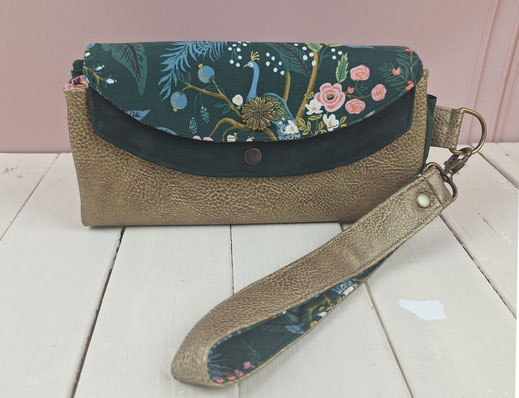 grand portefeuille porte-chéquier femme élégant  - faux cuir or bronze - tissu vert avec fleurs et paons - pochette avec dragonne amovible - idée cadeau de Noël , anniversaire , fête des mères, Saint Valentin