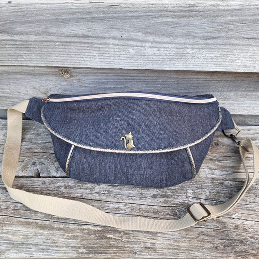 grand sac banane femme en denim / jean avec multiples compartiments, doublure en coton vintage avec des fleurs, bouton pression chat, finitions soignées avec passepoil bronze, création artisanale unique