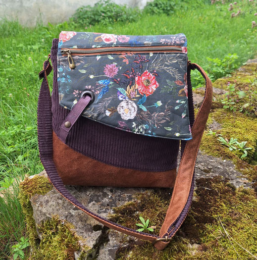 grande besace pour femme en tissu gris foncé avec des fleurs sauvages, velours aubergine, faux cuir camel, sac à bandoulière bohème et original