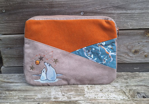 protection pour tablette 10 pouces ou Ipad, faux cuir bleu marine, tissu gris avec des coquelicots, suédine rose saumon, pochette pour livre, protection matériel informatique, cadeau femme original pratique, multimatière