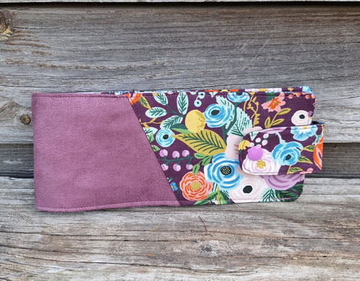 porte-chéquier horizontal femme - souche à gauche  - suédine violine - tissu aubergine avec fleurs  - style bohème et poétique - idée cadeau de Noël femme - artisanat d'Alsace et de France