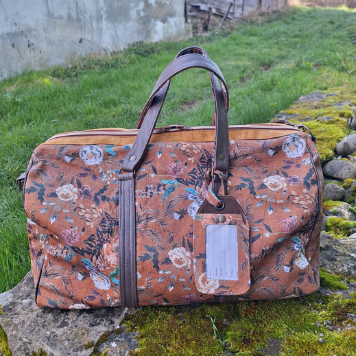 grand sac de voyage pour femme en sergé de coton ocre bohème vintage, faux cuir marron, étiquette bagage, vacances