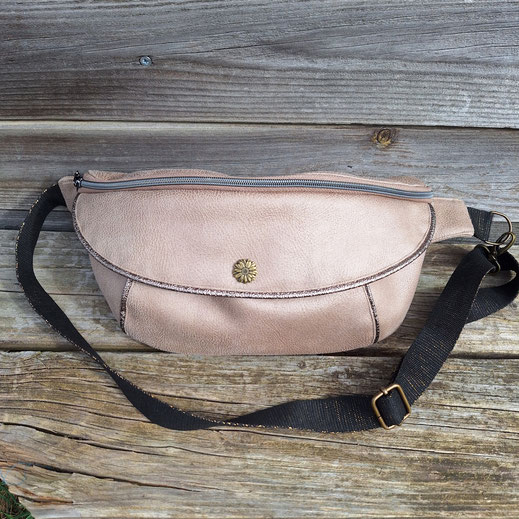 grand sac banane femme - fabrication artisanale - faux cuir taupe - tissu vintage beige avec des papillons - idée cadeau de Noël anniversaire unique