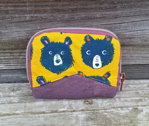 mini portefeuille zippé pour femme en liège violet, tissu jaune avec des ours rigolos et mignons, idée cadeau original et pratique pour Noël, fête des mères