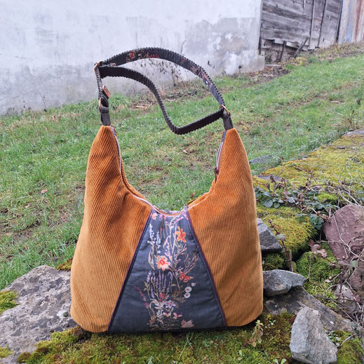 grand sac hobo femme, hobo bag, sac à bandoulière bohème , velours côtelé jaune caramel, velours vert foncé, tissu gris foncé avec fleurs sauvages, sac tendance fabriqué artisanalement 