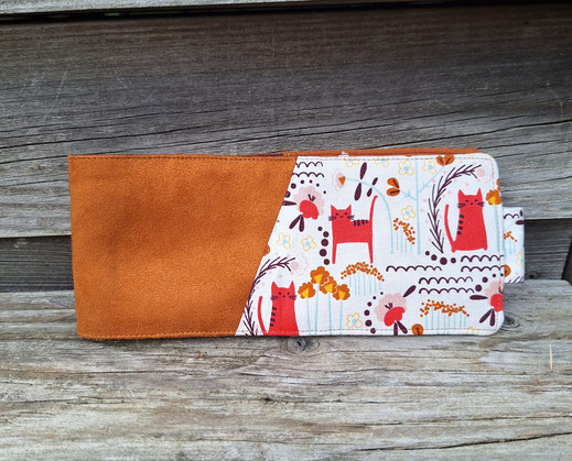 porte-chéquier horizontal femme souche à gauche, suédine caramel, tissu blanc avec des chats