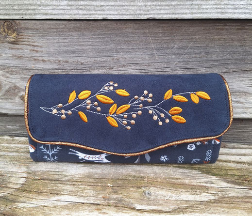 grand portefeuille femme - faux cuir effet daim bleu marine  - broderie branche d'arbre -  tissu avec animaux de la forêt en hiver - fait-main en Alsace France 