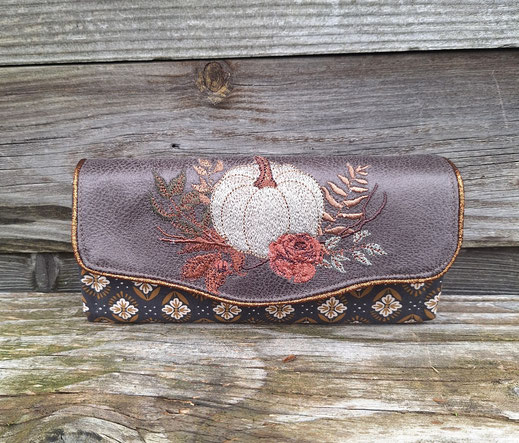 grand portefeuille pour femme - broderie citrouille,  2 compartiments zippés, rabat en faux cuir taupe, idée cadeau artisanal