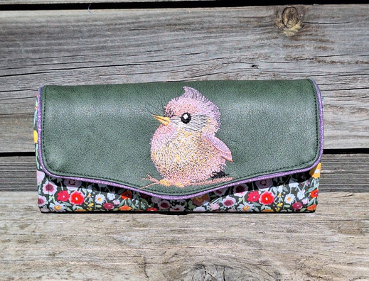 grand portefeuille femme en faux cuir kaki et tissu vert avec de petites fleurs multicolores, broderie oiseaux, idée cadeau original  pratique, fête des mères, Noël