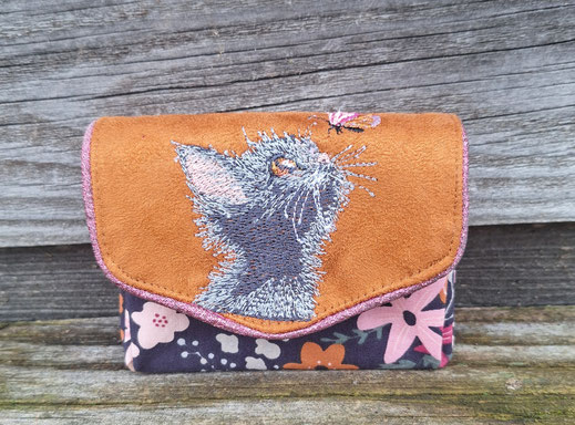 mignon petit porte-monnaie accordéon pour femme, broderie chat chaton, suédine caramel, tissu gris foncé avec des fleurs, porte-monnaie à soufflet fait-main en France - artisanat d'Alsace