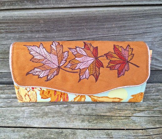 grand portefeuille brodé femme, fabrication artisanale française, broderie feuille d'arbre, suédine caramel, tissu avec fleurs et feuilles, idée cadeau femme