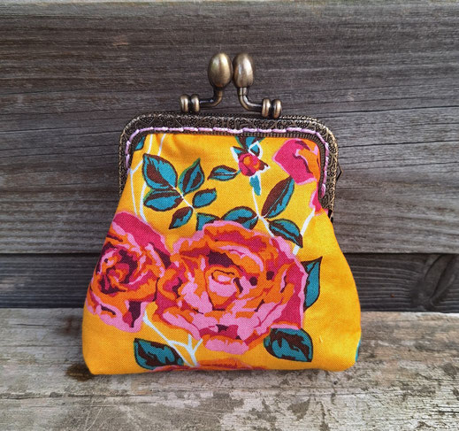 porte-monnaie rétro à fermoir métallique en tissu jaune avec des roses et tissu violet uni, cadeau original pour femme, mini trousse à maquillage, bourse à bijoux