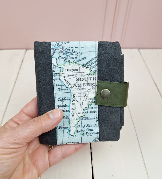 portefeuille homme fabriqué artisanalement en France, faux cuir gris, tissu carte du monde,  mappemonde, idée cadeau de Noël, fête des pères
