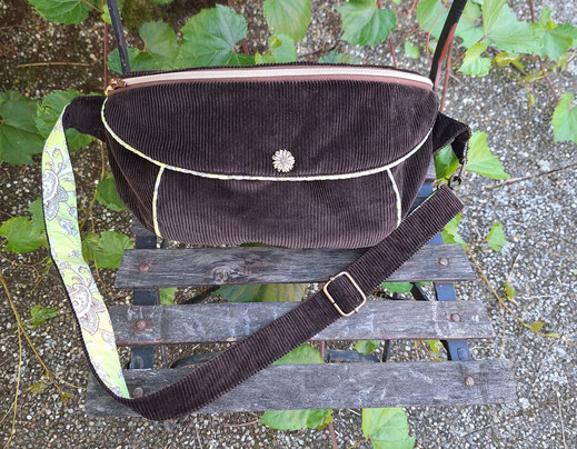 grand sac banane femme, fabrication artisanale française, velours côtelé marron, tissu vert avec des cachemires, pratique fonctionnel , nombreuses poches