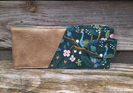 Porte-chéquier horizontal femme, souche à gauche, faux cuir bronze doré, tissu vert bouteille avec paon et fleurs, cadeau pour femme original et pratique