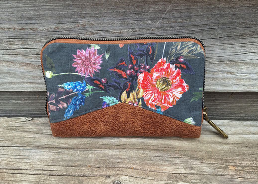 portefeuille zippé de taille moyenne pour femme en tissu gris avec des fleurs sauvages et faux cuir camel, idée cadeau femme Noël, anniversaire, Saint-Valentin, fête des mères