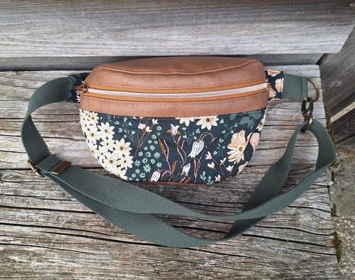 sac banané femme original et unique, faux cuir marron, tissu avec fleurs thème forêt, bohème et nature