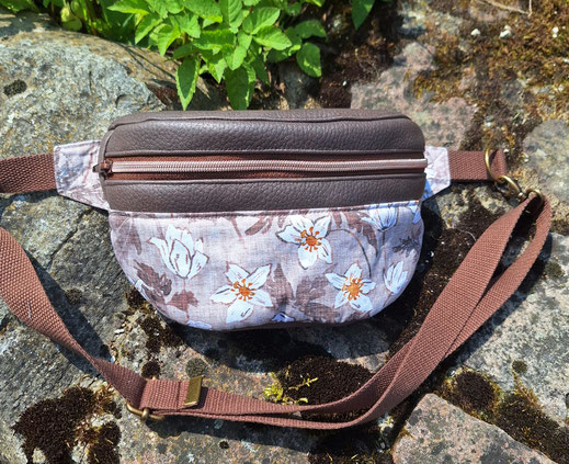 sac banane pour femme en faux cuir marron et tissu taupe avec des fleurs, style bohème et automnale, idée cadeau original et pratique