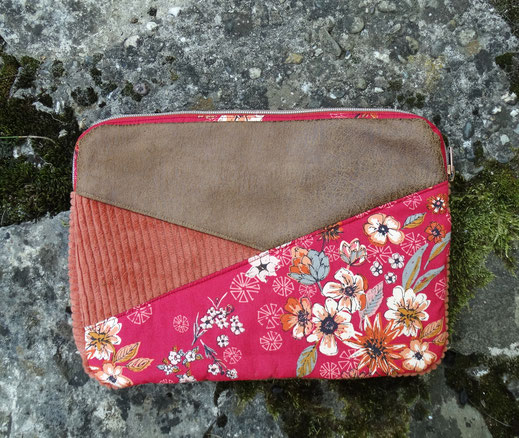 protection pour tablette 10 pouces ou Ipad, faux cuir camel, velours côtelé terracotta, tissu rouge avec fleurs colorées, pochette pour livre, protection matériel informatique, cadeau femme original pratique, multimatière