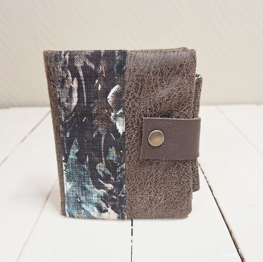 portefeuille compact  pour homme, cuir vegan, faux cuir taupe, tissu gris bleu paysage, nature, outdoor, montagne,  porte-cartes, 3 volets, cadeau homme, fabrication artisanal