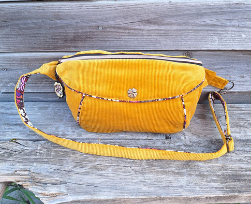 grand sac banane femme en velours jaune , bouton trèfle, multiple compartiments, idée cadeau unique artisanale